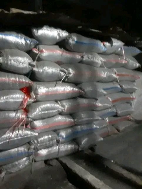 Tumpukan arang sekam siap pakai